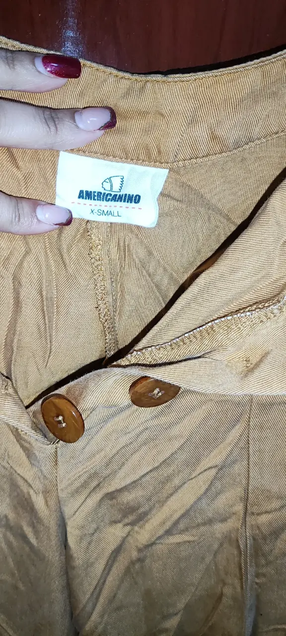 Pantalones beige de mujer con botones - 2