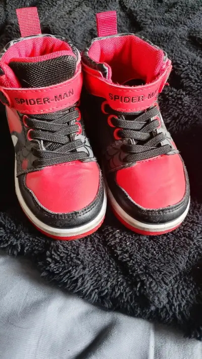 Zapatillas infantiles Spider-Man rojas y negras - miniatura 1
