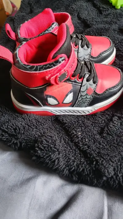 Zapatillas infantiles Spider-Man rojas y negras - miniatura 2