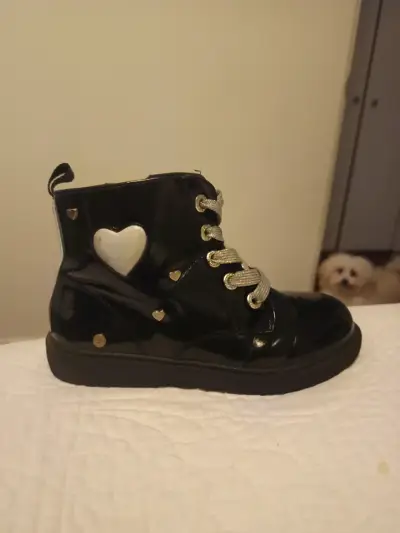 Botines negros para niña con detalles de corazones - miniatura 1