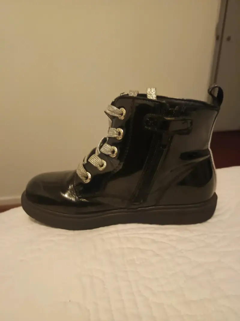 Botines negros para niña con detalles de corazones - 3