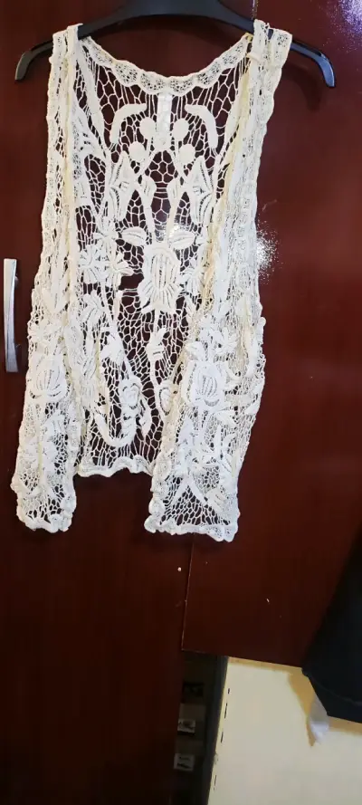Blusa de encaje beige sin mangas - miniatura 1