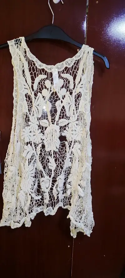 Blusa de encaje beige sin mangas - miniatura 3