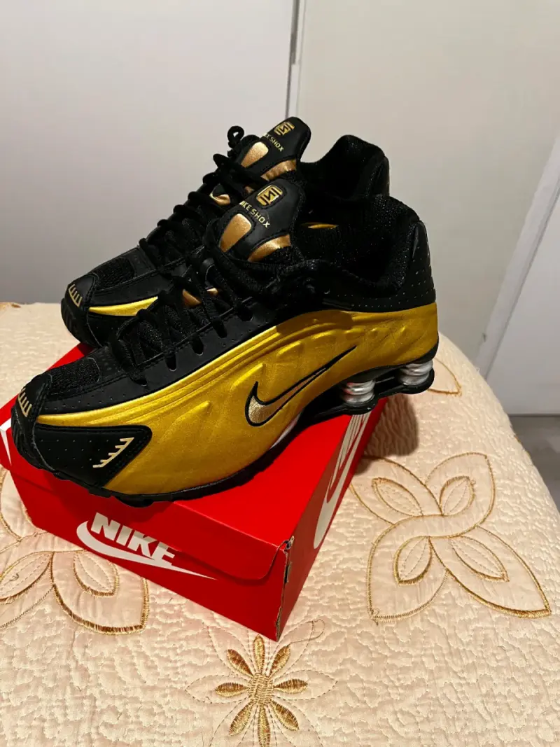 Zapatillas Nike Shox doradas y negras - 1
