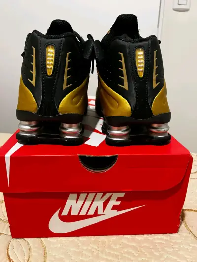 Zapatillas Nike Shox doradas y negras - miniatura 3