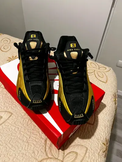 Zapatillas Nike Shox doradas y negras - miniatura 5