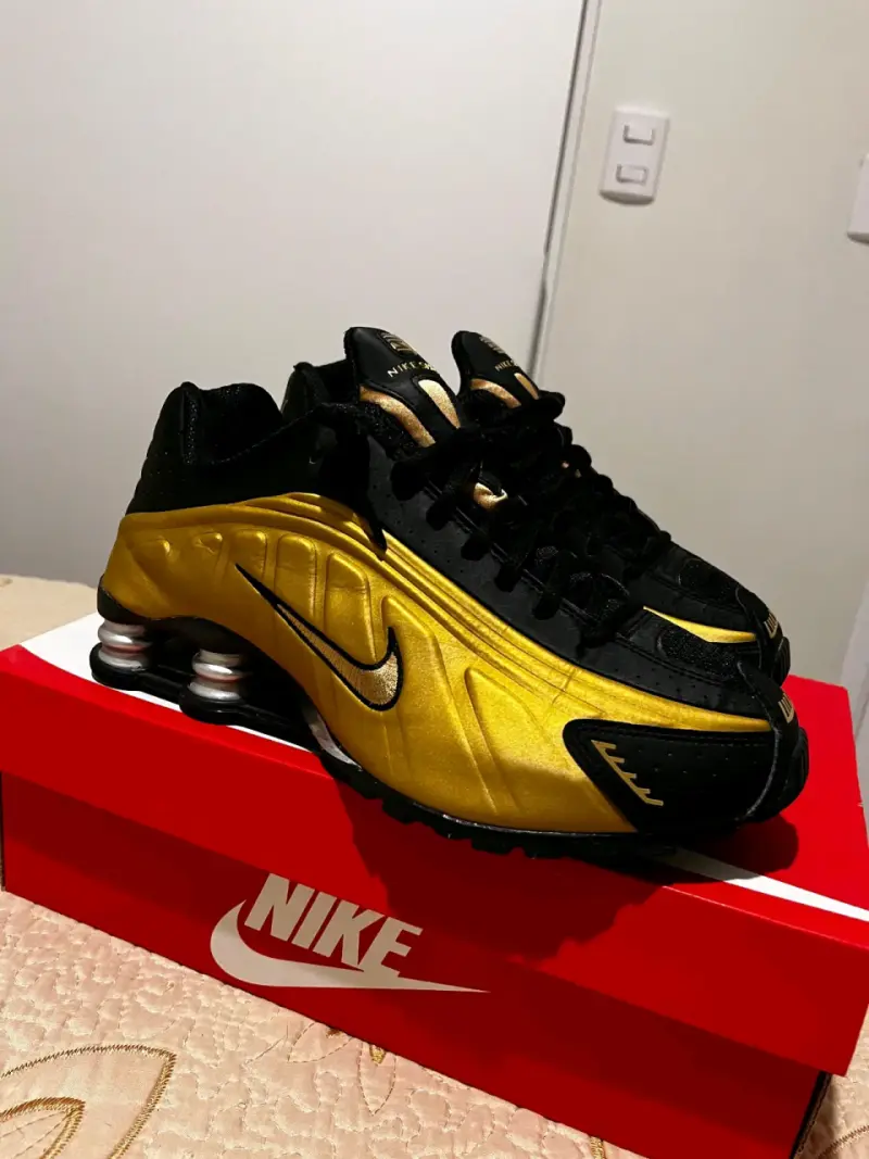 Zapatillas Nike Shox doradas y negras - 6