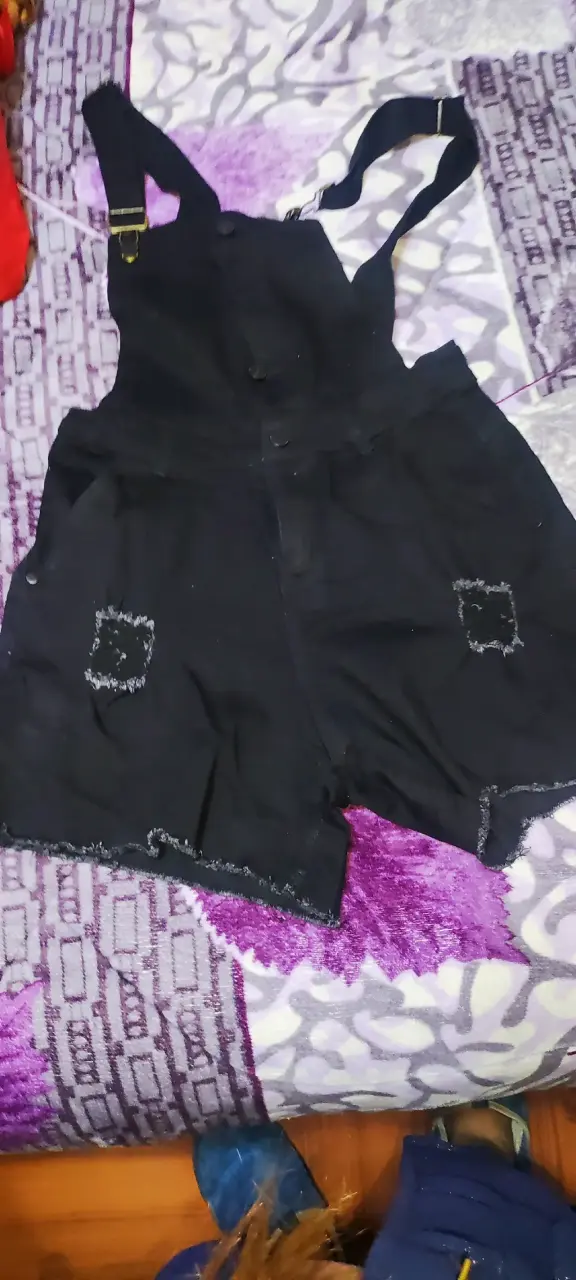 Jardinera corta negra de mezclilla para mujer - 3