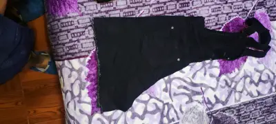 Jardinera corta negra de mezclilla para mujer - miniatura 5