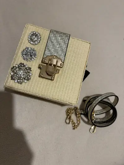 Cartera de mano tejida con detalles hermosos . - miniatura 1