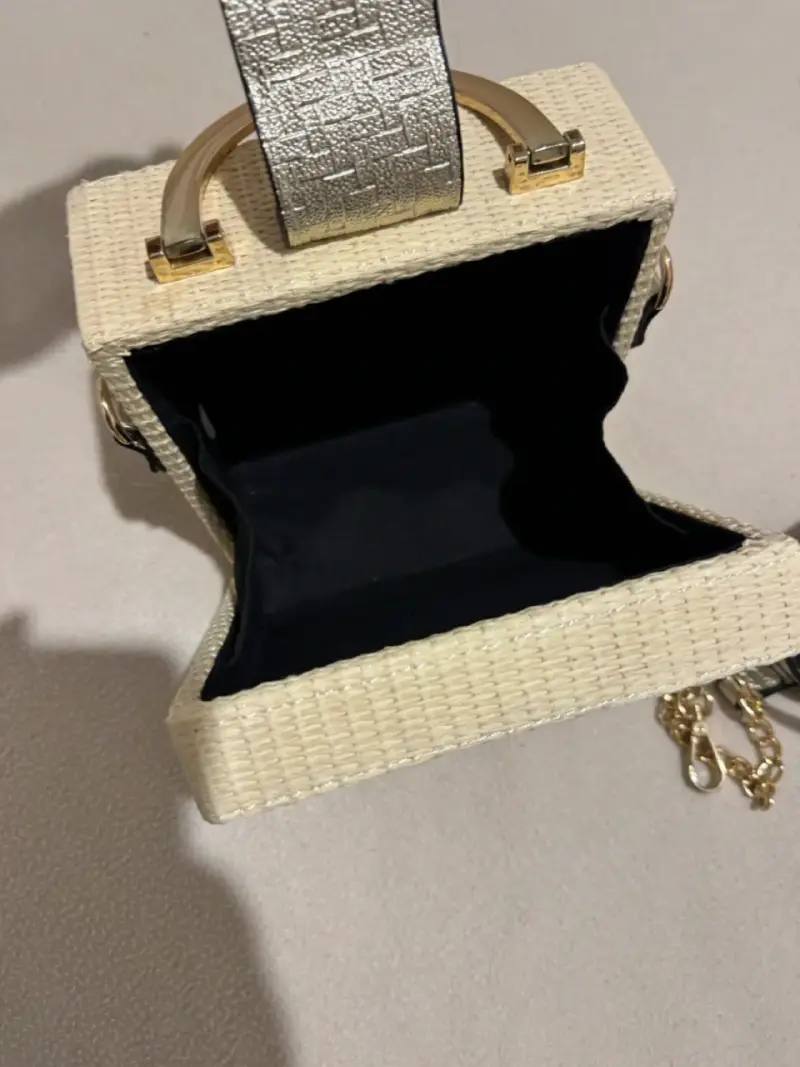 Cartera de mano tejida con detalles hermosos . - 2