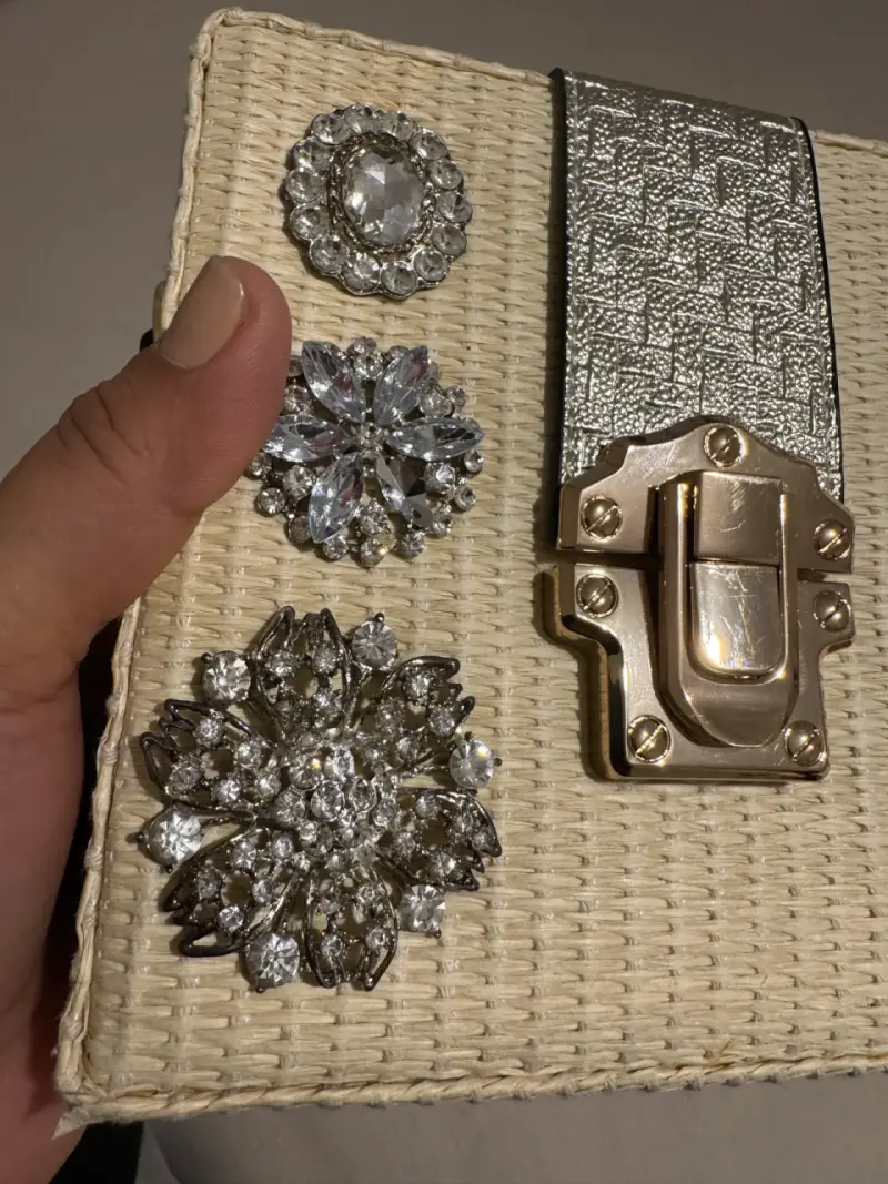 Cartera de mano tejida con detalles hermosos . - 3
