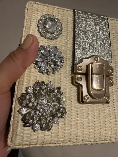 Cartera de mano tejida con detalles hermosos . - miniatura 3