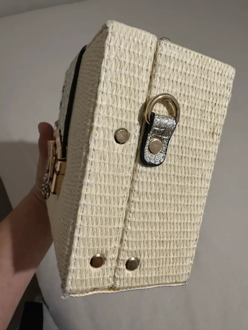 Cartera de mano tejida con detalles hermosos . - 4