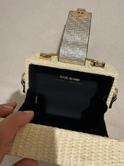 Cartera de mano tejida con detalles hermosos . - miniatura 5
