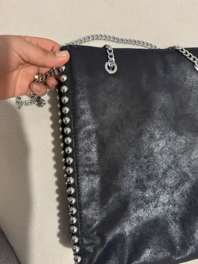 Cartera negra con cadena y detalles metálicos Zara - miniatura 1