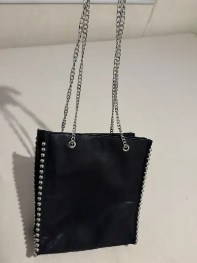 Cartera negra con cadena y detalles metálicos Zara - miniatura 2