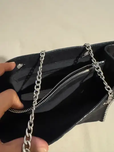 Cartera negra con cadena y detalles metálicos Zara - miniatura 3