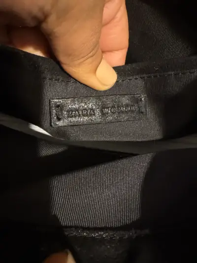 Cartera negra con cadena y detalles metálicos Zara - miniatura 4