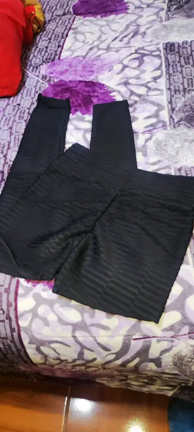 Calza leggins negros de mujer con diseño acanalado - miniatura 2