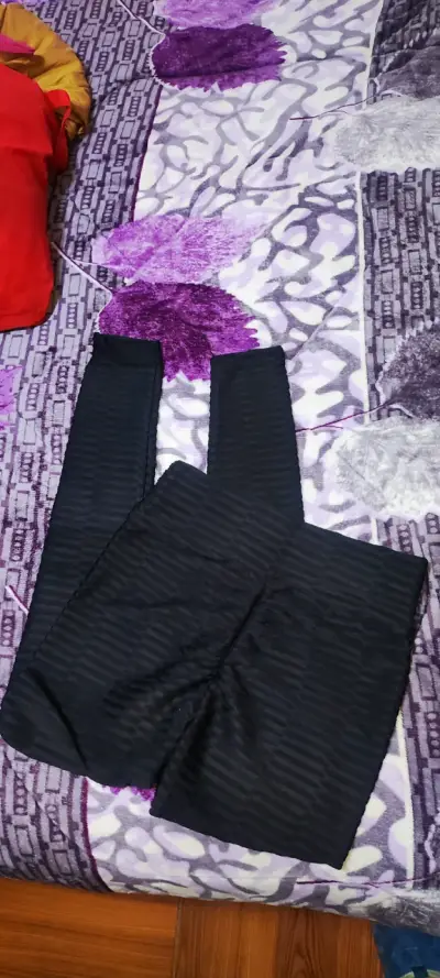 Calza leggins negros de mujer con diseño acanalado - miniatura 3