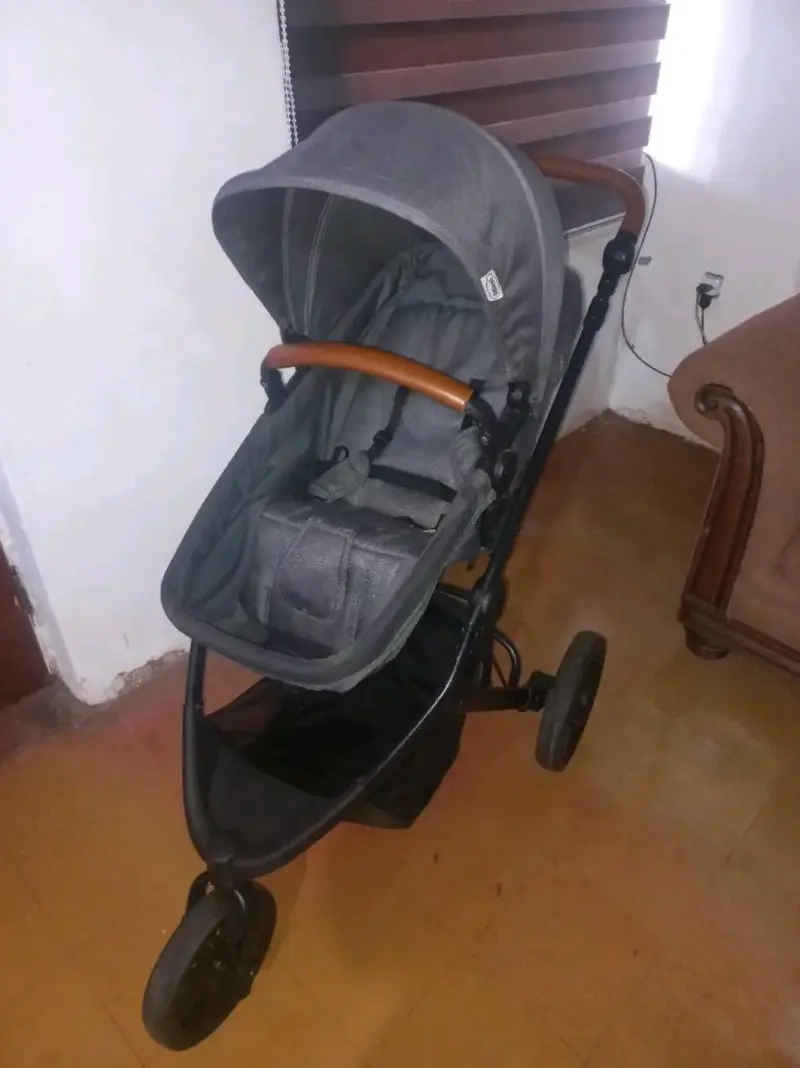 Coche de bebé gris con manillar de cuero - 1