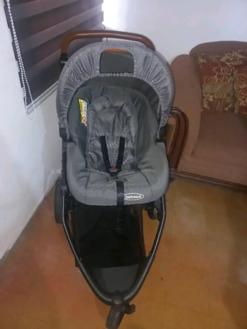 Coche de bebé gris con manillar de cuero - 2