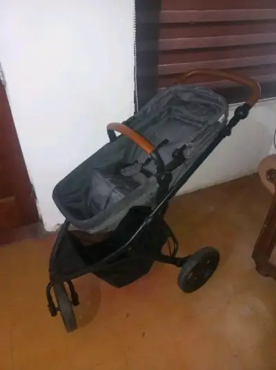 Coche de bebé gris con manillar de cuero - miniatura 3