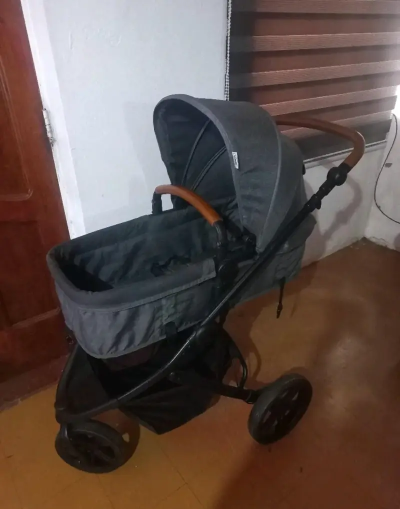 Coche de bebé gris con manillar de cuero - 4