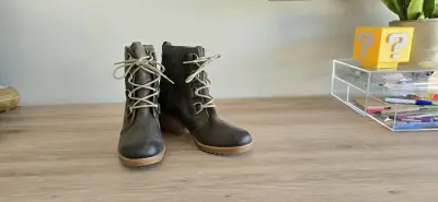 Botines cuero impermeabe marrón Sorel con tacón - miniatura 2