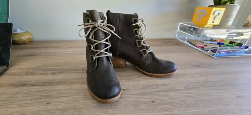 Botines cuero impermeabe marrón Sorel con tacón - 3