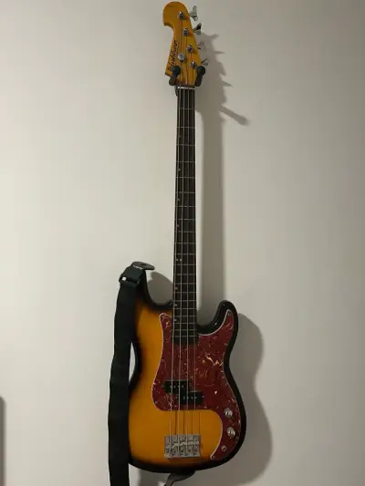 Bajo eléctrico Washburn con funda y correa - miniatura 1