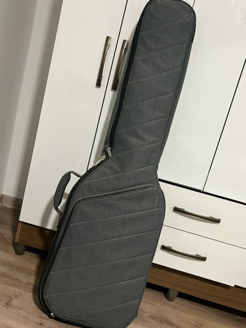Bajo eléctrico Washburn con funda y correa - 2