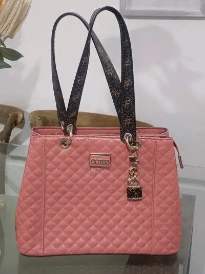 Cartera Guess rosa con diseño acolchado - miniatura 1
