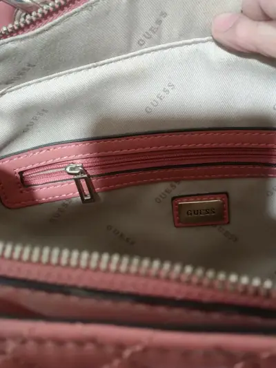 Cartera Guess rosa con diseño acolchado - miniatura 2