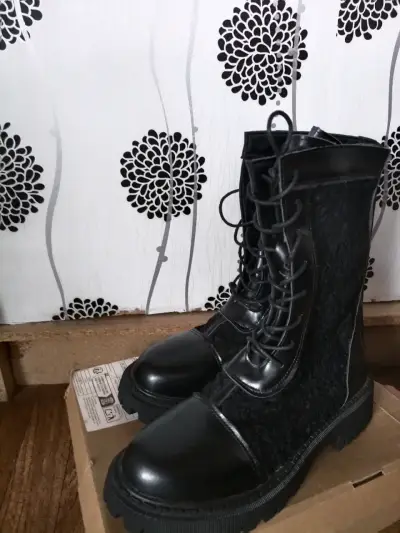 Botas negras de cuero con diseño de encaje - miniatura 1