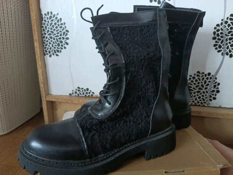 Botas negras de cuero con diseño de encaje - 2