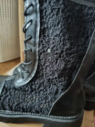 Botas negras de cuero con diseño de encaje - miniatura 3