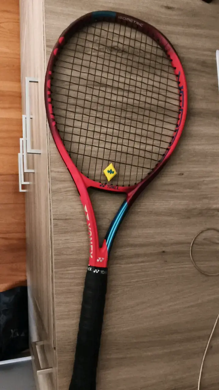 Raqueta de tenis Yonex roja con diseño isométrico - 1