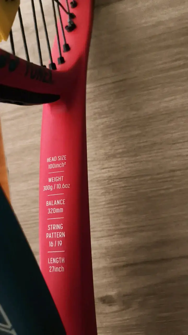 Raqueta de tenis Yonex roja con diseño isométrico - 2