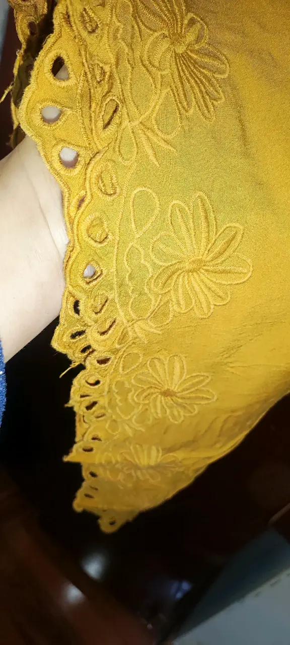 Vestido amarillo mostaza con bordado floral Baseme - 4