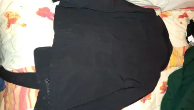 Abrigo negro de mujer con cinturón - miniatura 2