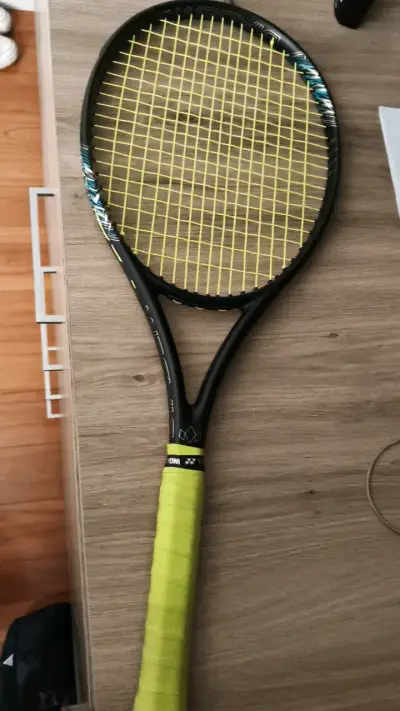 Raqueta de tenis Yonex con encordado amarillo - miniatura 1