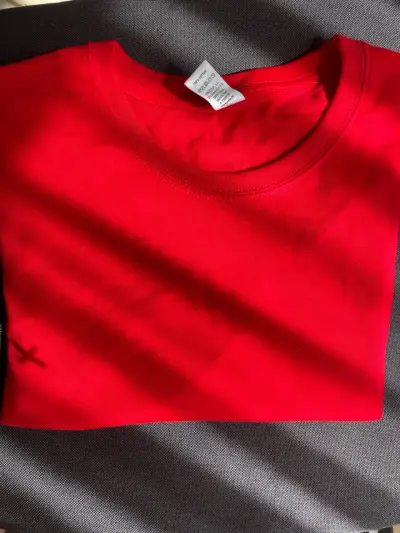 poleras básicas en colores rojo,blanco,negro,etc.. - miniatura 3