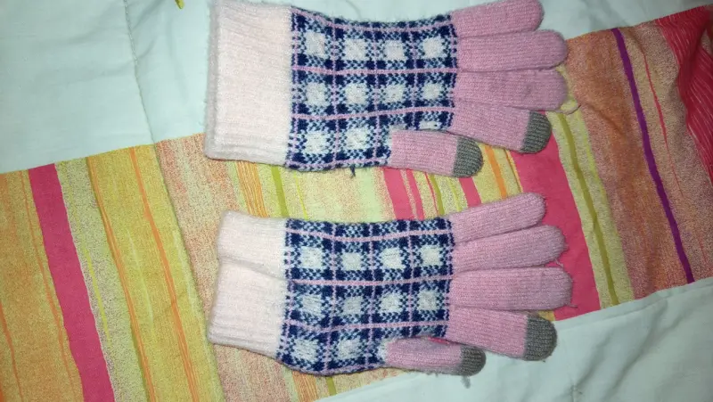 Guantes de lana rosados con diseño escocés