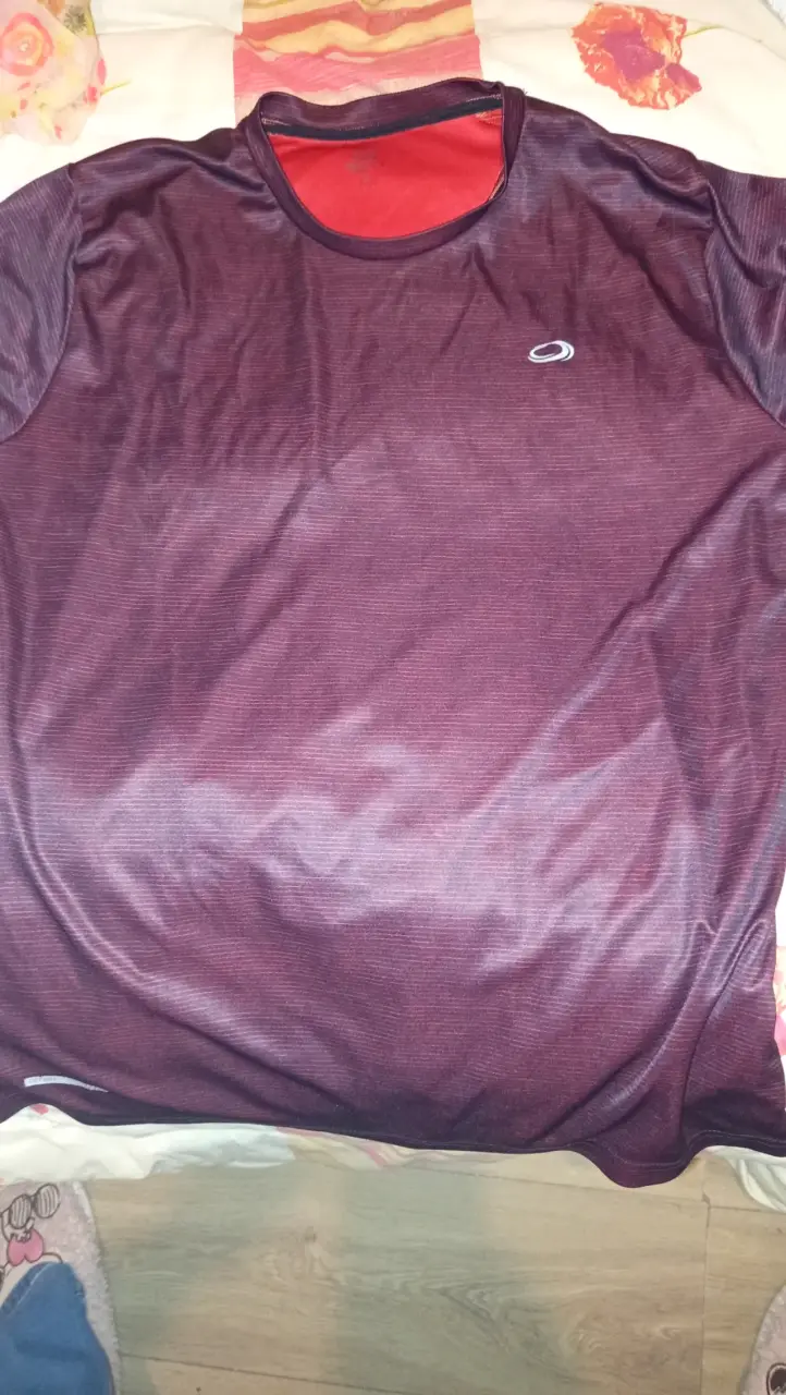 Polera deportiva Asics color burdeos