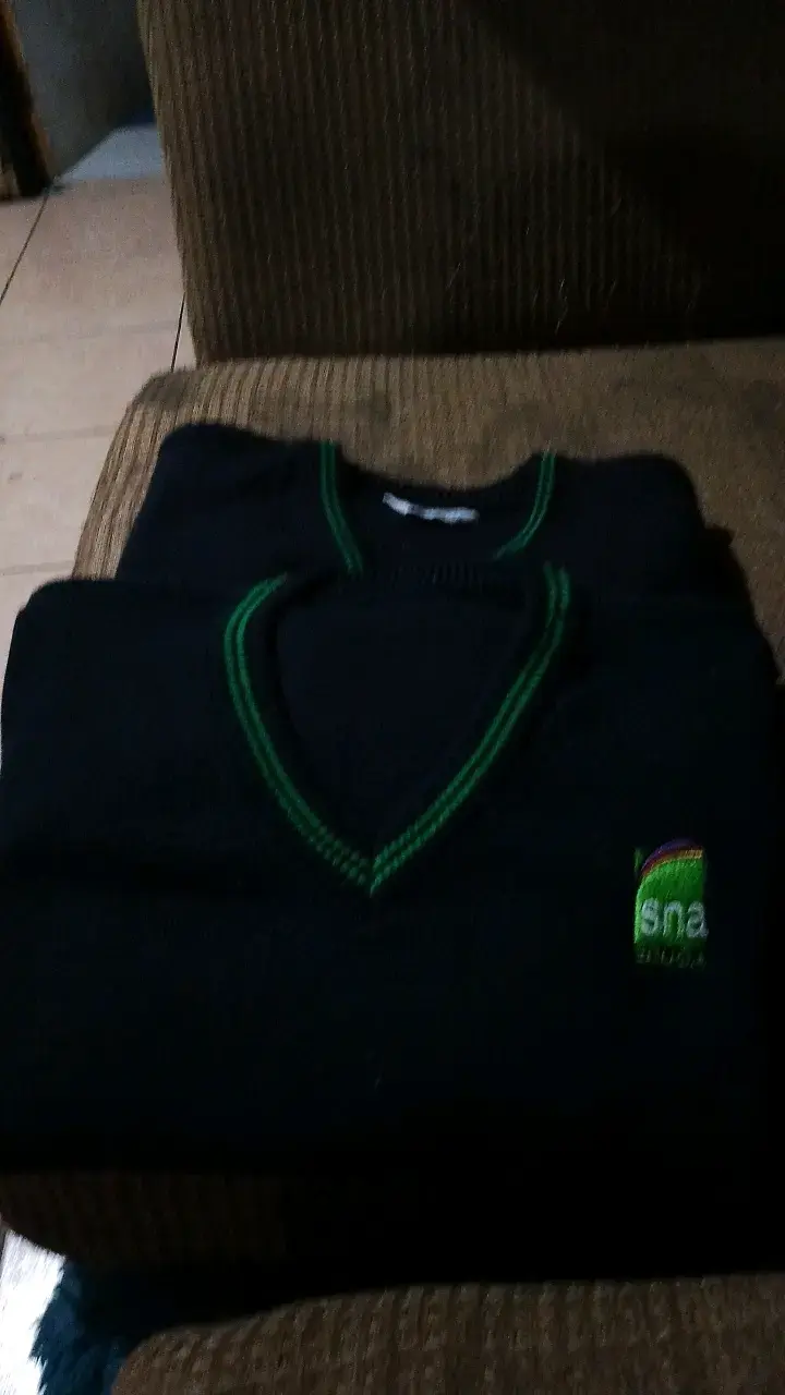Suéter negro con bordado verde - 2