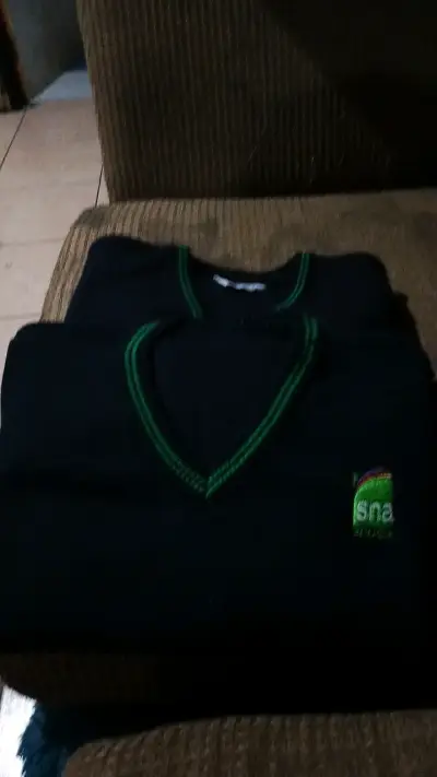 Suéter negro con bordado verde - miniatura 2