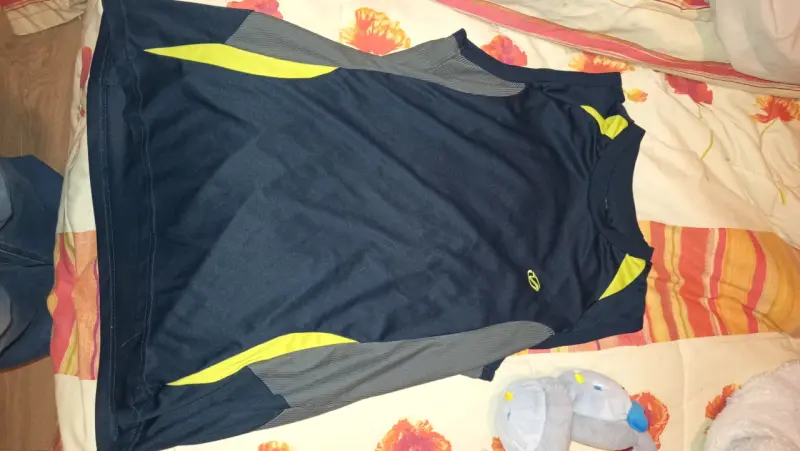 Polera deportiva sin mangas azul y amarilla