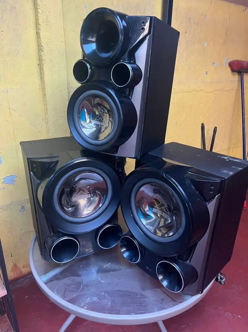 Parlantes LG con diseño moderno y potente sonido
